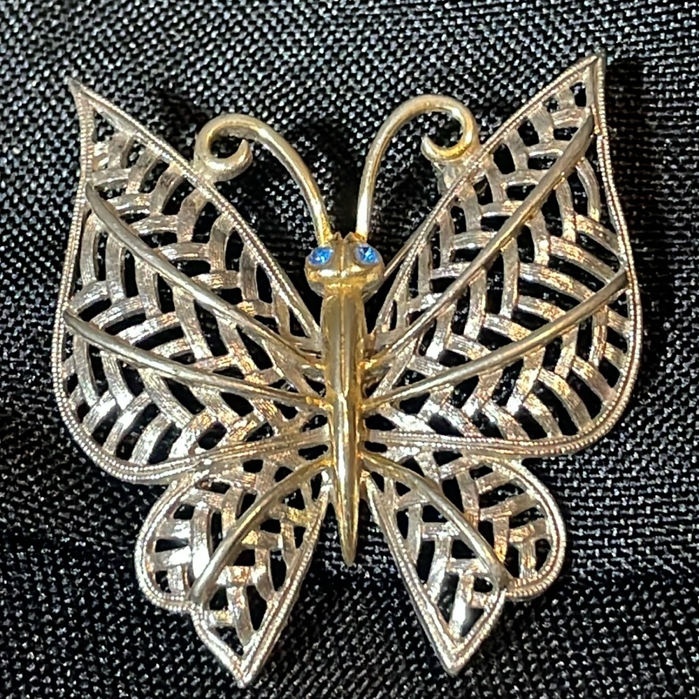 🦋✨Vintage two toned Butterfly Brooch